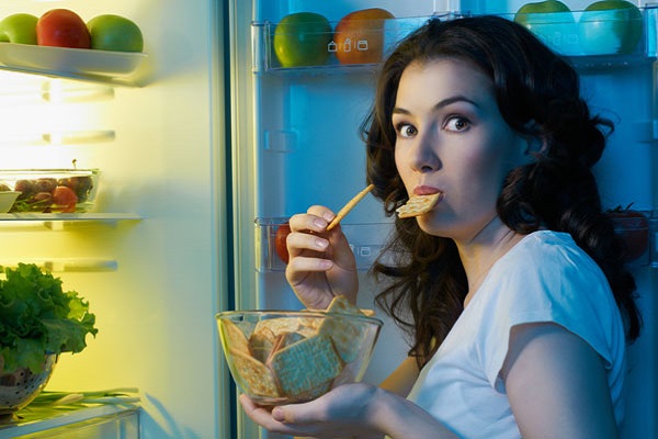 🕙🍩 Mangiare di notte fa davvero male? La scienza risponde!